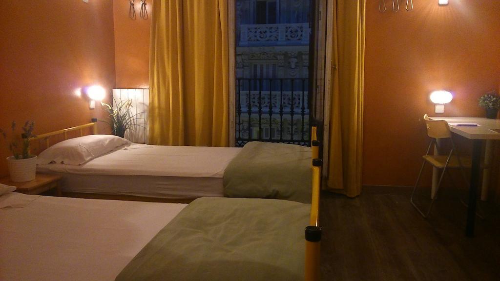 Los Amigos Hostel Madrid Værelse billede